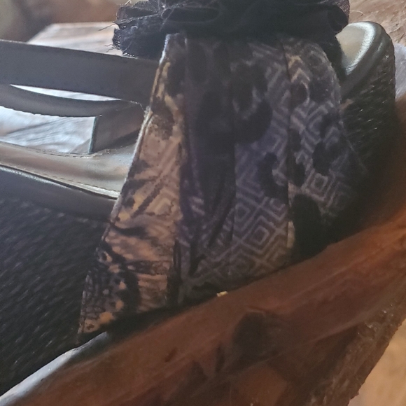 Elegant Black, Blue, and White Wedge Sandals - Picture 6 of 10